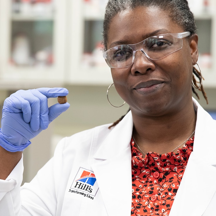 vedecký pracovník drží granule