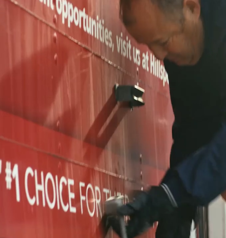 Muž pracujúci pre Hill's Disaster Relief Network